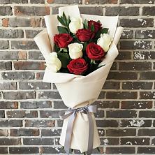 Букет красно-белые розы в Майский Тульская область Букет цветов из:  Розы в Майский Тульская область