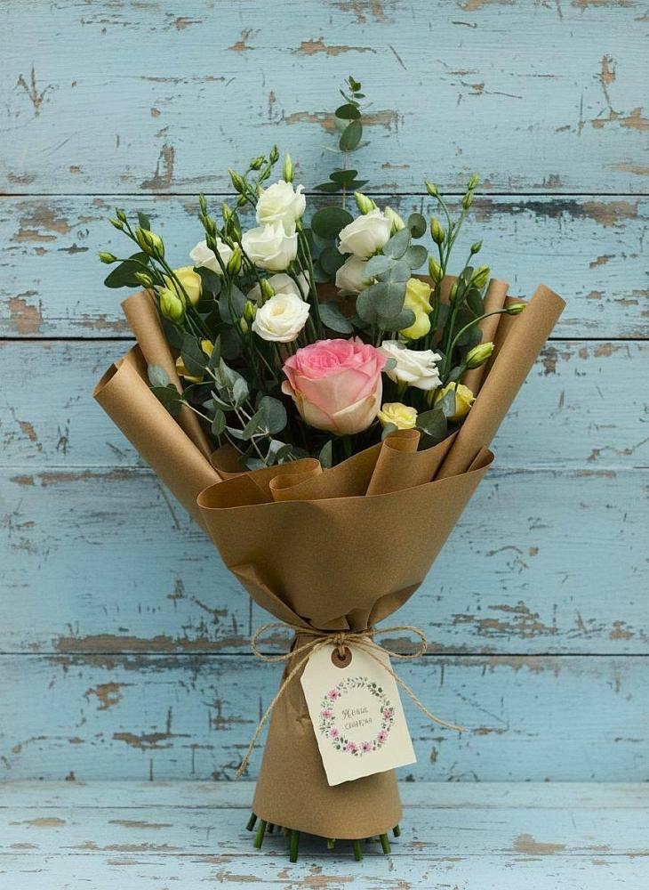 Букет нежный привет в Майский Тульская область Букет цветов из: Розы и Лизиантусы в Майский Тульская область