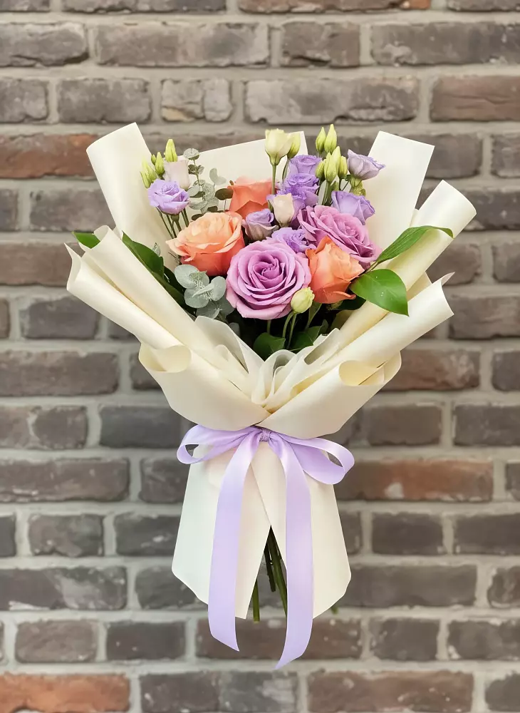 Букет цветов из: Лизиантусы и Розы в Майский Тульская область