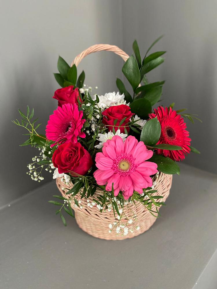 Композиция радостное событие в Майский Тульская область Цветочная композиция из Розы, Хризантемы и Герберы в корзине в Майский Тульская область