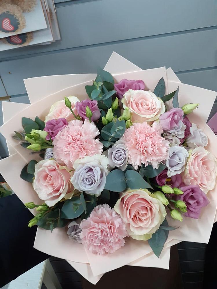 Букет обаятельный в Майский Тульская область Букет цветов из: Розы, Гвоздики и Лизиантусы в Майский Тульская область