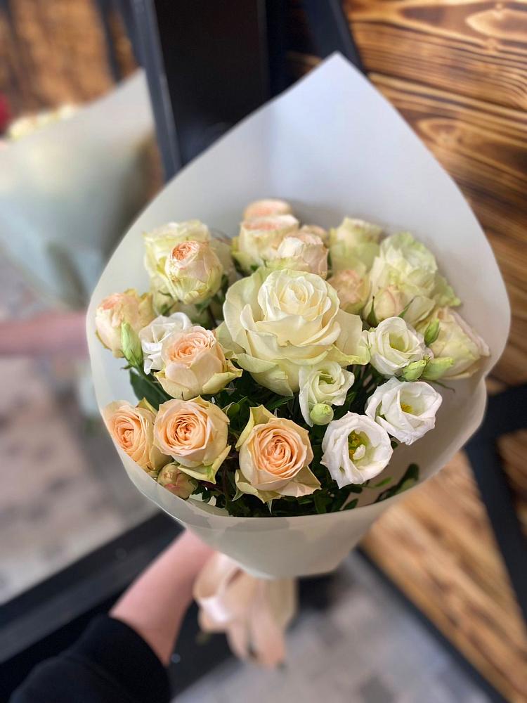 Букет Летний бриз в Майский Тульская область Букет цветов из: Розы и Лизиантусы в Майский Тульская область